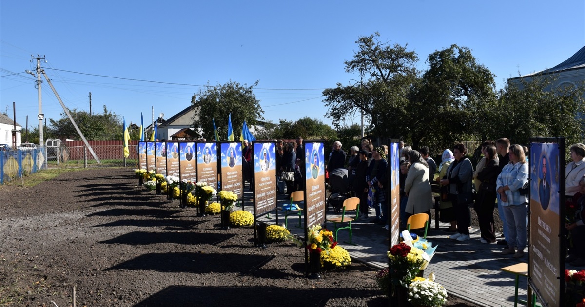 «Ми зобов’язані пам’ятати»: у Пашківцях відкрили Алею Пам’яті Захисників України