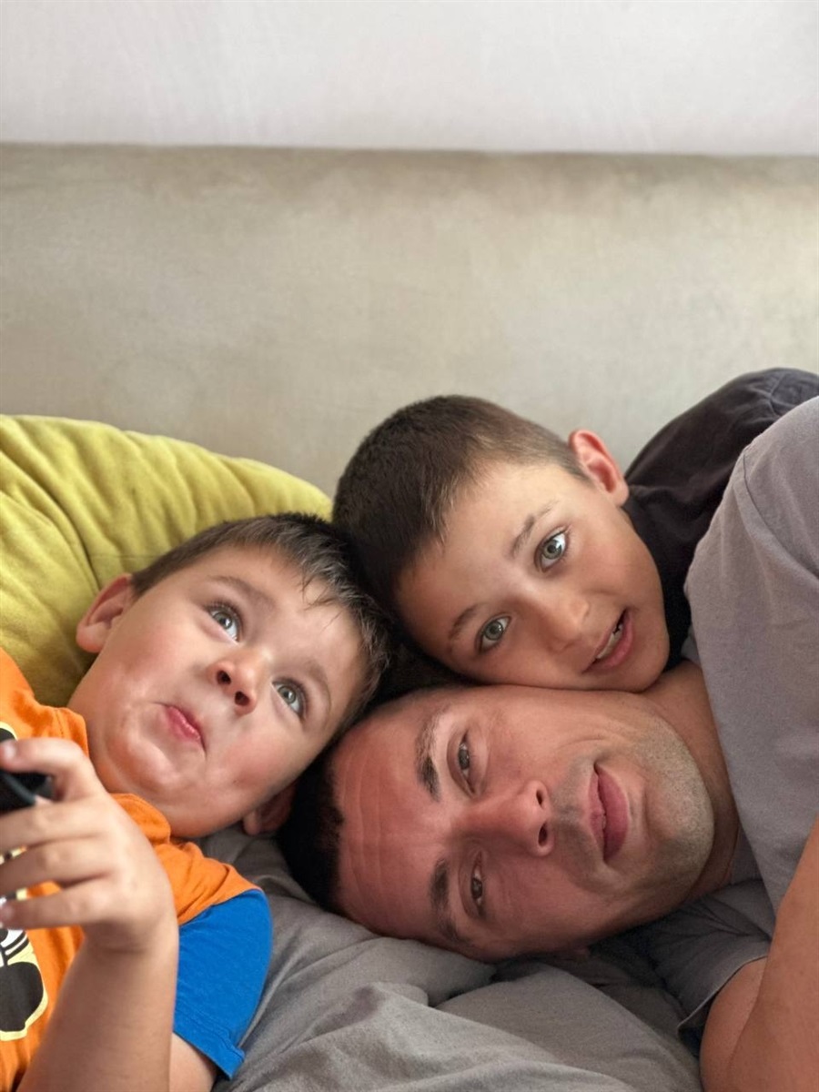 Старший Ілля (справа) з братом і татом