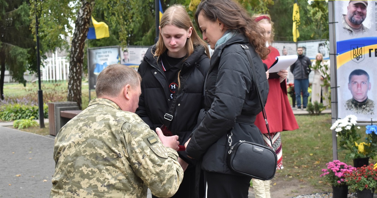 Алею Героїв у Переяславі продовжили імена восьми воїнів, рідним вручили посмертні нагороди ФОТО