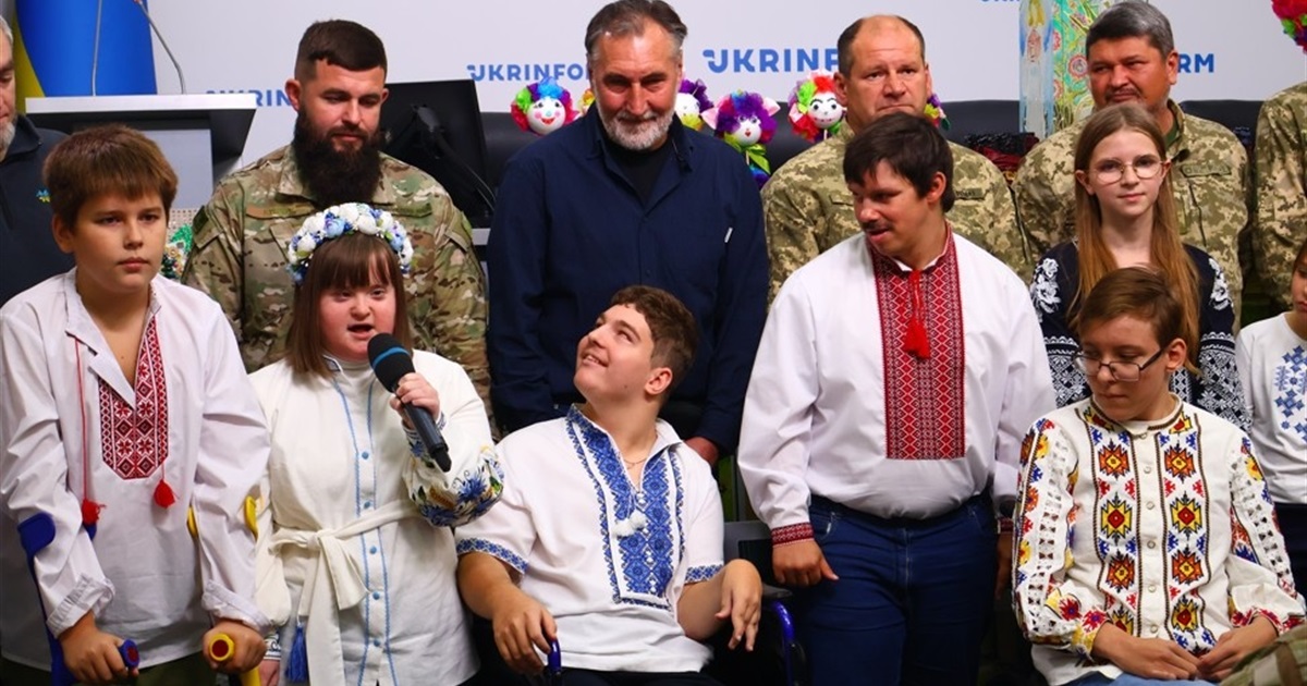 Пліч-о-пліч заради життя: як мистецтво об’єднало воїнів і дітей