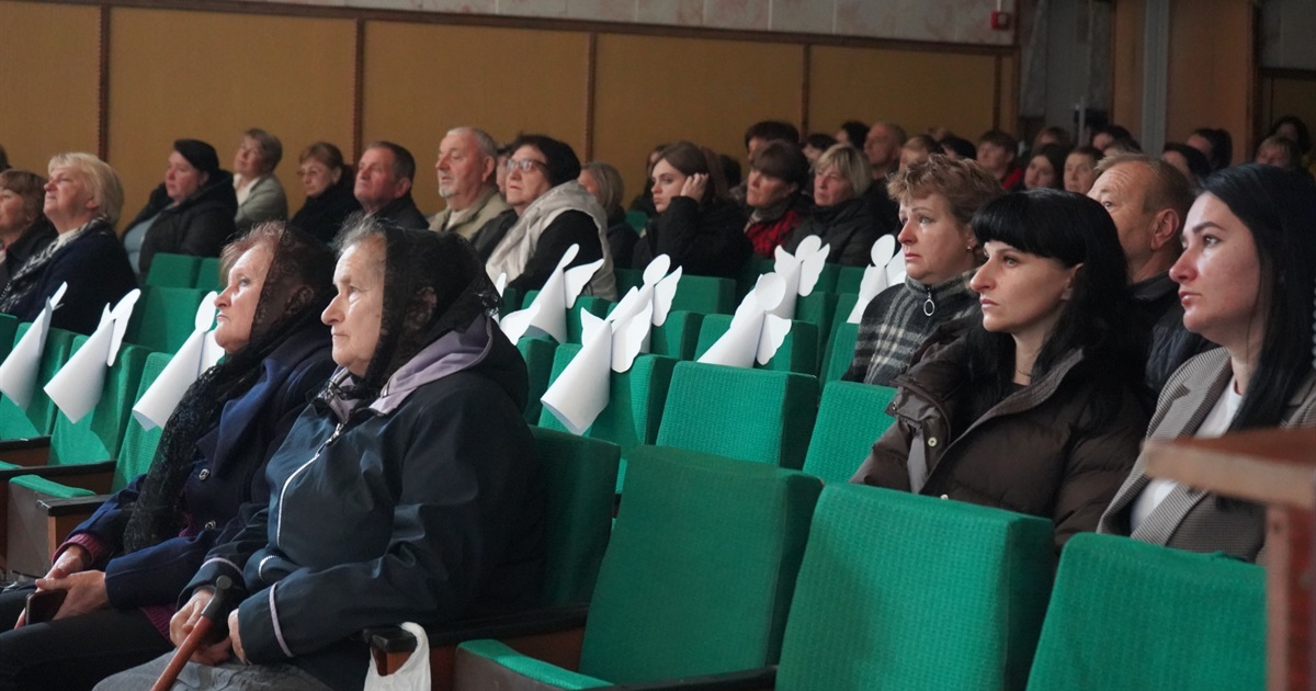 Глядачі — білі янголи та книга — на пам'ять. У Городку відбувся захід, який нагадав про силу героїв
