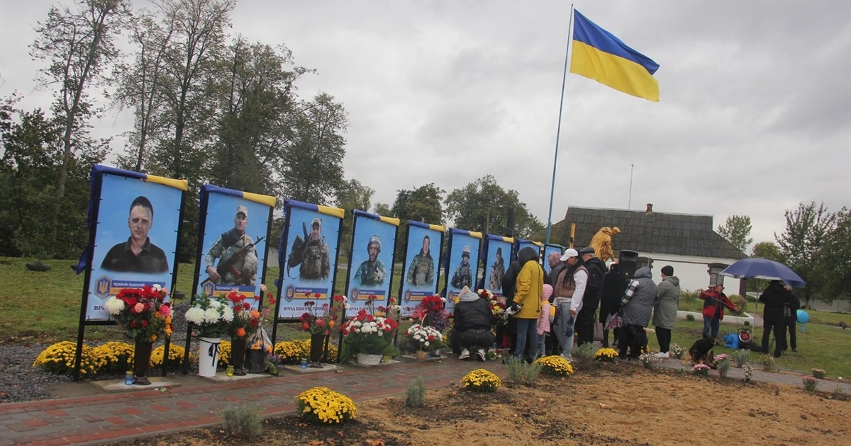 Не сумуй, дитино, що немає тата: у Новій Греблі облаштували Алею пам’яті на честь загиблих земляків