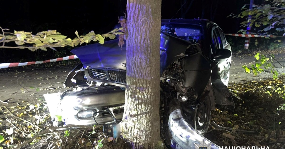 У Старокостянтинові ДТП: водій врізався у дерево,травмовано четверо людей, серед них діти