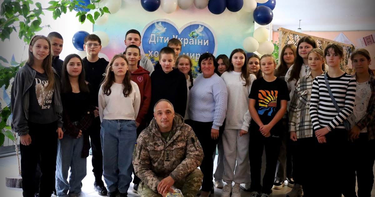 Командир 7-ї бригади тактичної авіації відвідав Сахновецьку школу та подякував за підтримку ЗСУ