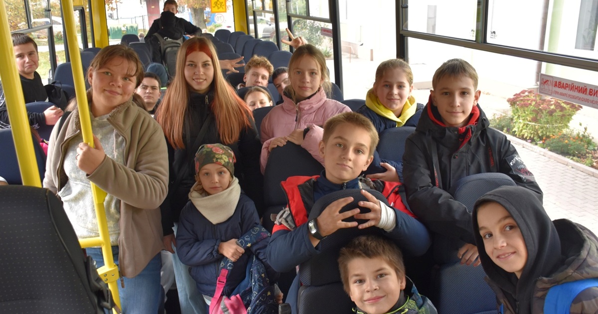 Для учнів Старокостянтинівської громади придбали новий автобус
