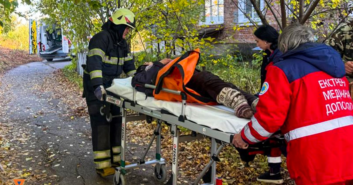 У Старокостянтинові літня жінка впала в льох: її дістали рятувальники