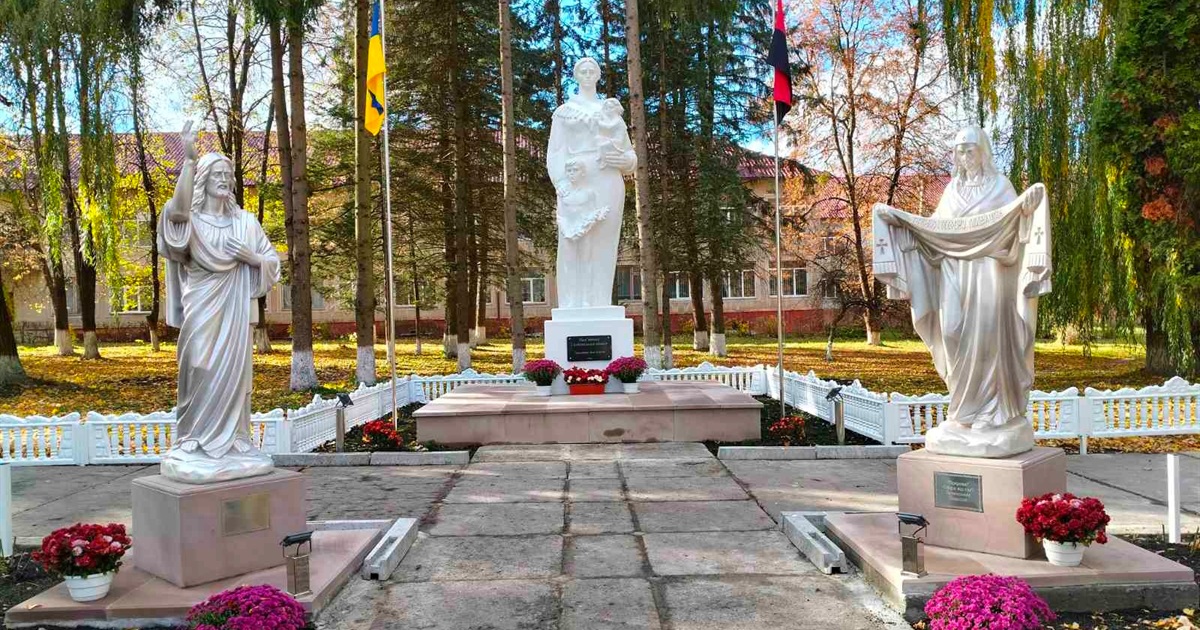 «Забути – це значить зрадити!»: у Яблунові відкрили «Алею Героїв»