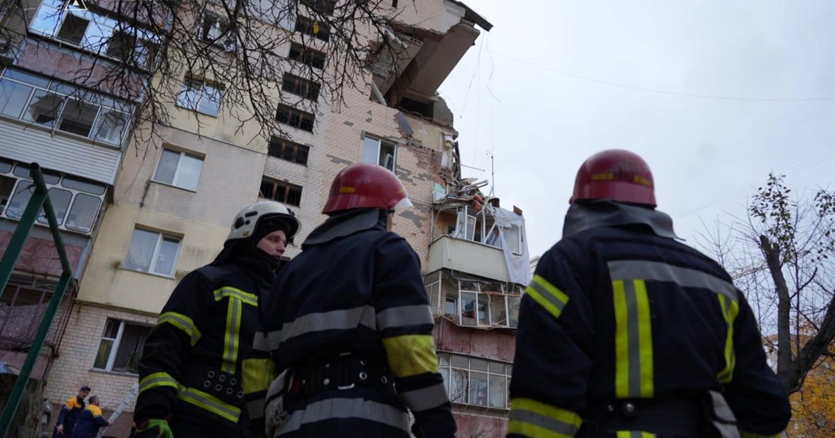 У Хмельницькому стався вибух у багатоповерхівці: зруйновано квартири, під завалами може бути людина
