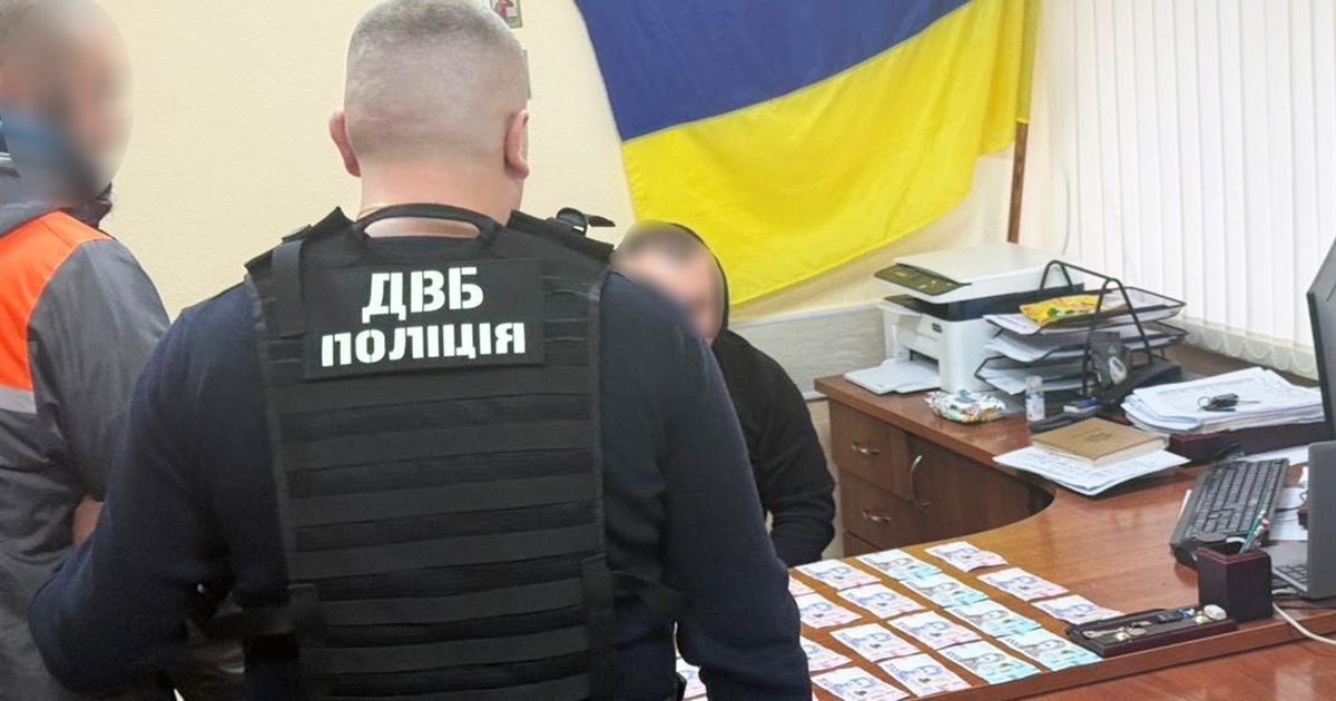 Хотів «відкупитися» - отримав підозру: у Південноукраїнську затримали 20-річного хабарника