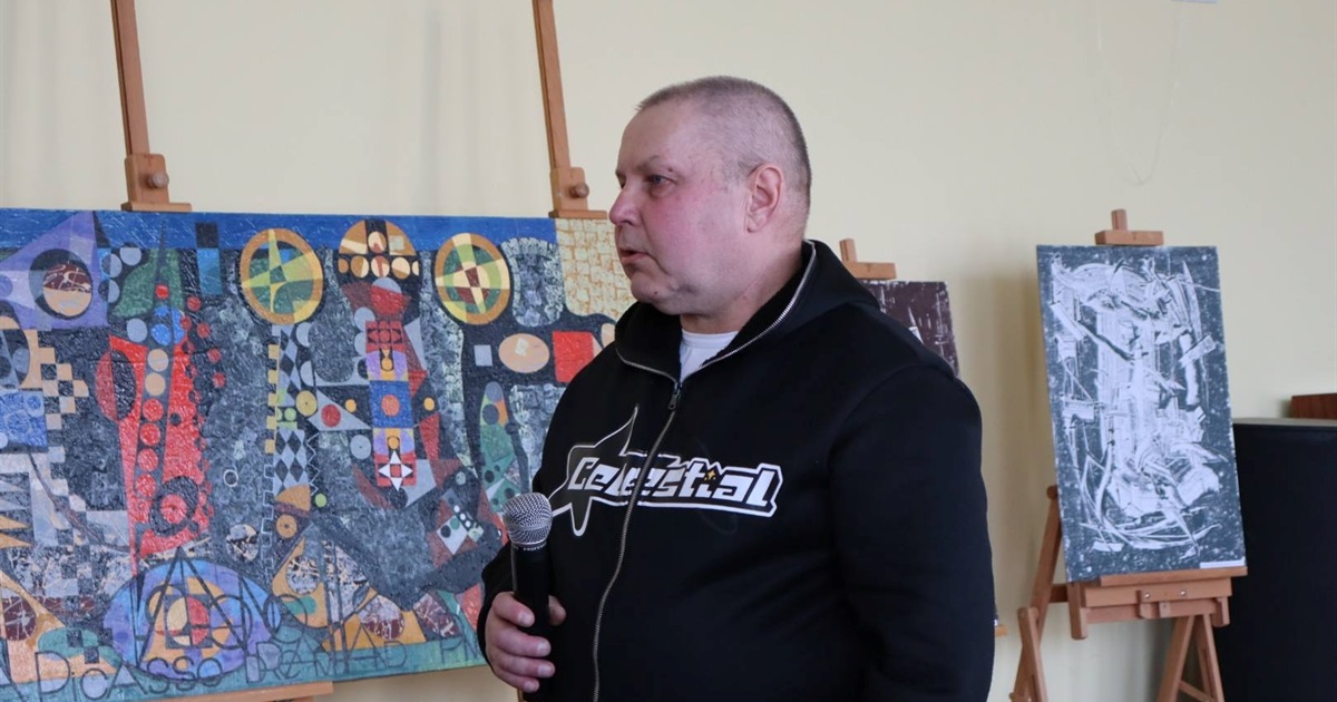 Мистецтво, що чіпляє: у Старокостянтинові відкрили виставку Віктора Куби