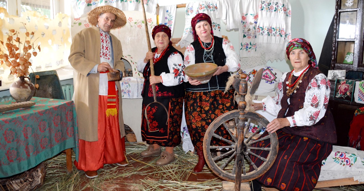 Хай лине пісня над селом і сяють зорі золотії!