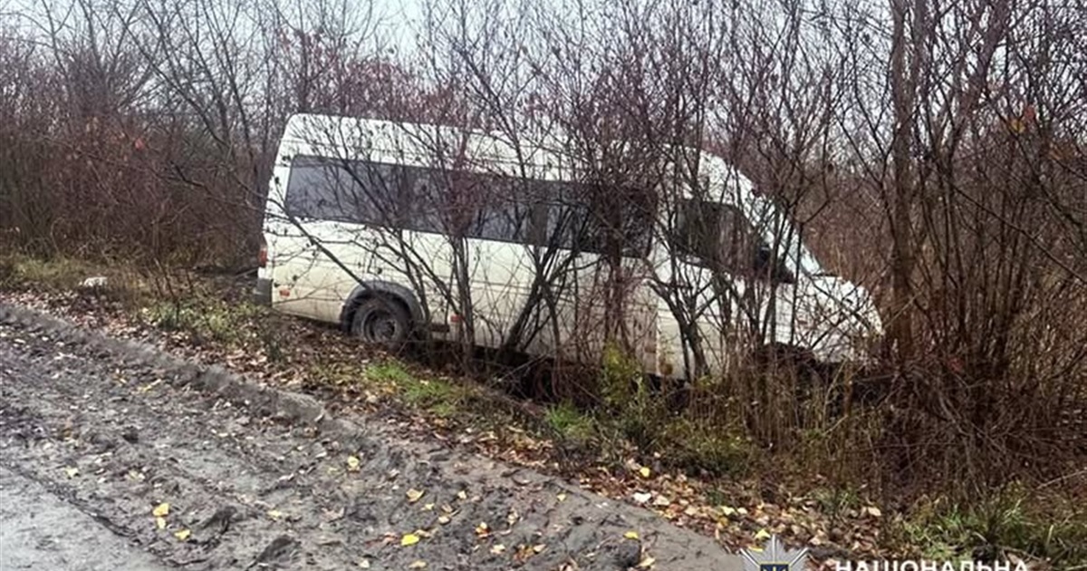 П’ятеро людей травмовано: поліція розслідує ДТП з рейсовим мікроавтобусом поблизу Старокостянтинова