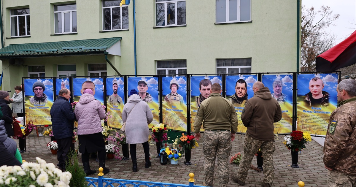 У Великому Чернятині відкрили Алею Слави та Алею Надії