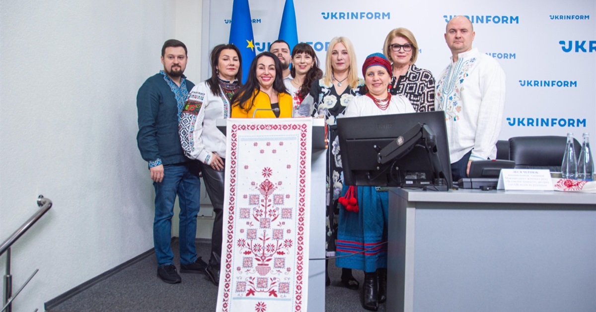 Леся Чернюк презентувала рушник «Гостина з Енеїдою» з вишитими QR-кодами рецептів українських страв