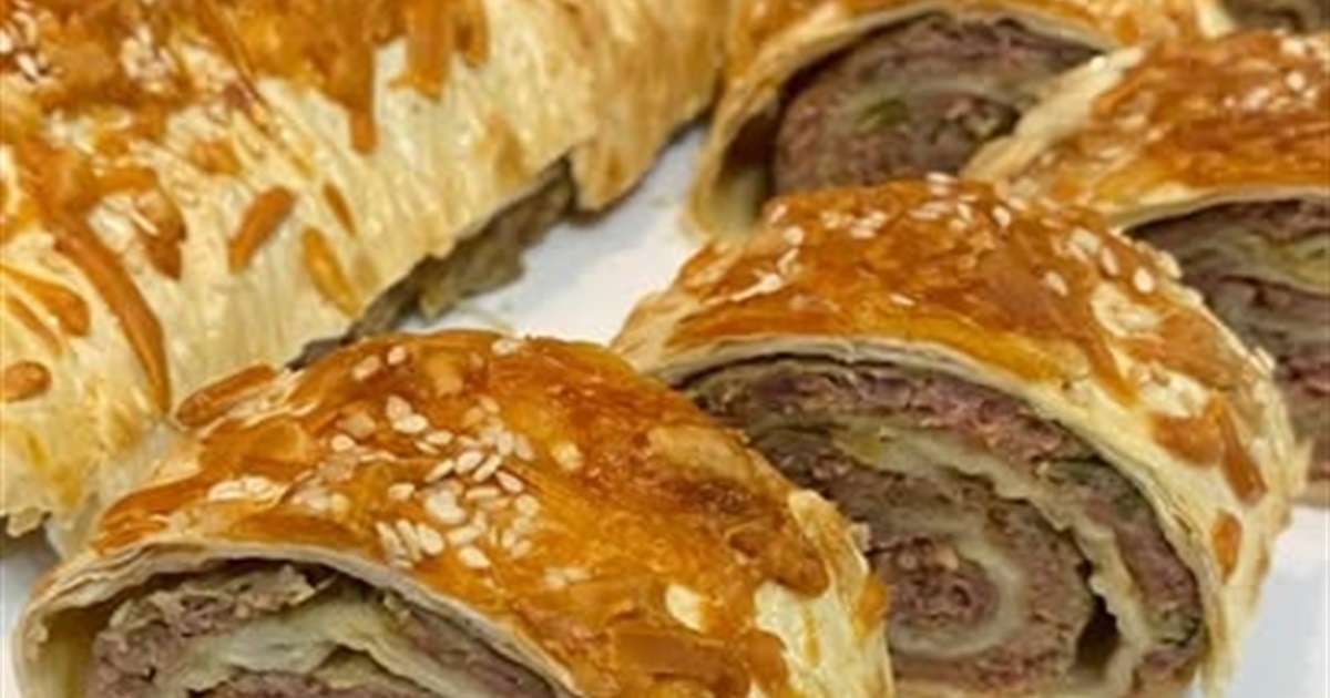 Готуємо сьогодні: апетитний швидкий рулет із лаваша з м'ясною начинкою та кунжутом