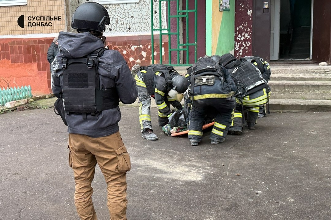 Рятувальник дістали тіло жінки з-під завалів
