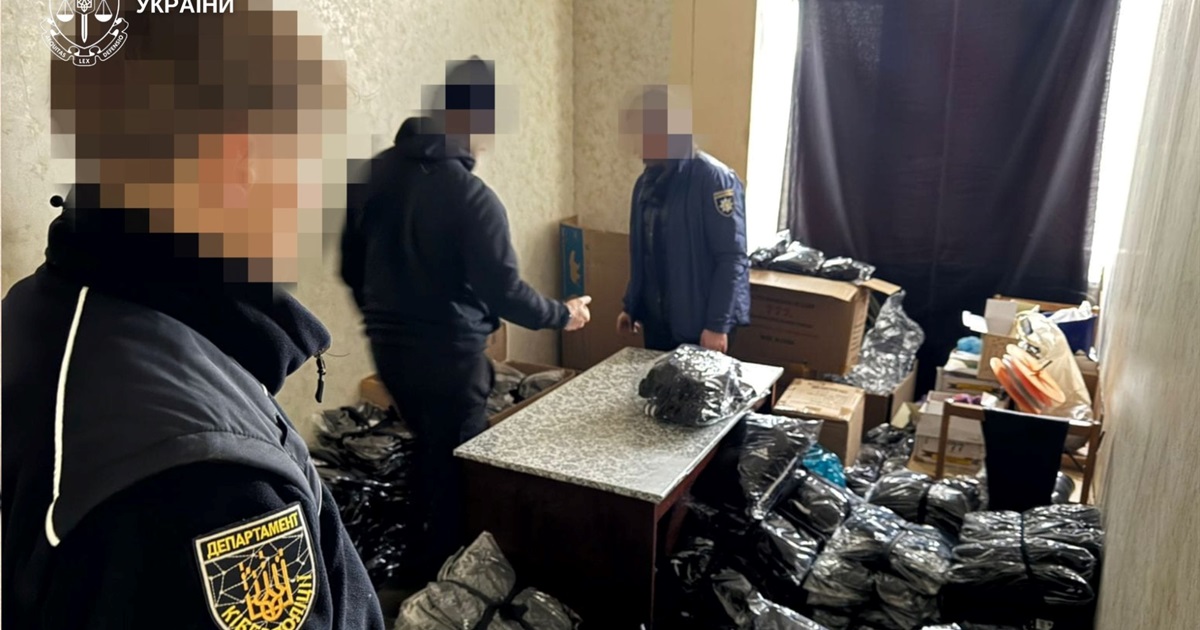 Фейковий "брендовий" одяг шили на Хмельниччині: кіберполіція викрила схему збуту підробок