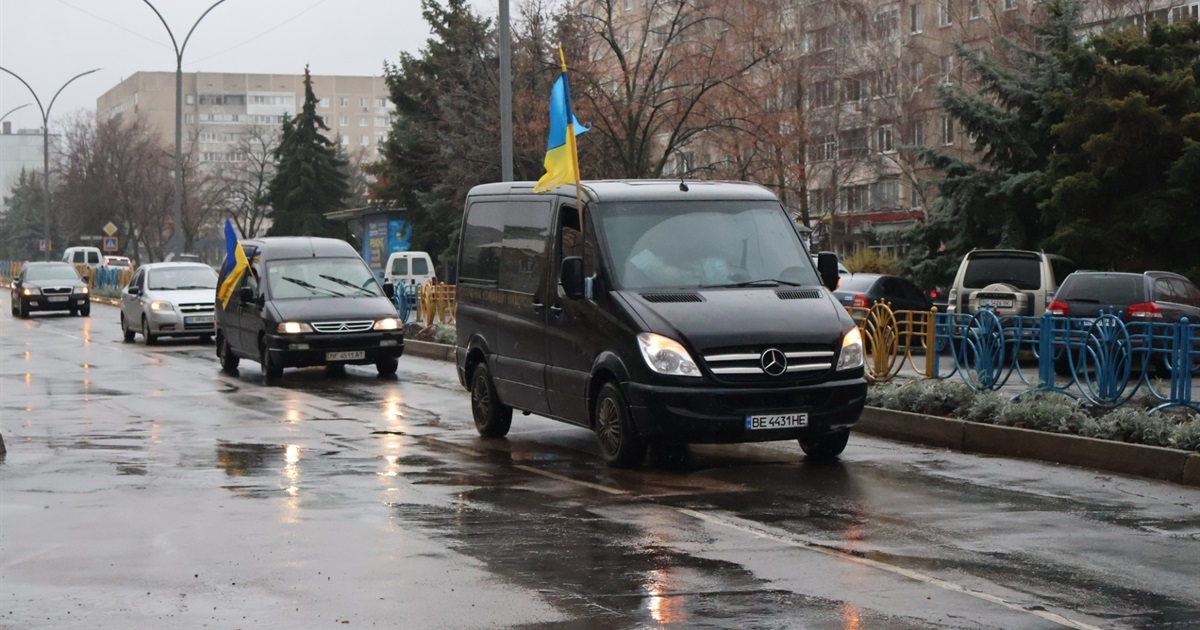 Траурна колона у Південноукраїнську: місто попрощалося з військовим Костянтином Трущенком