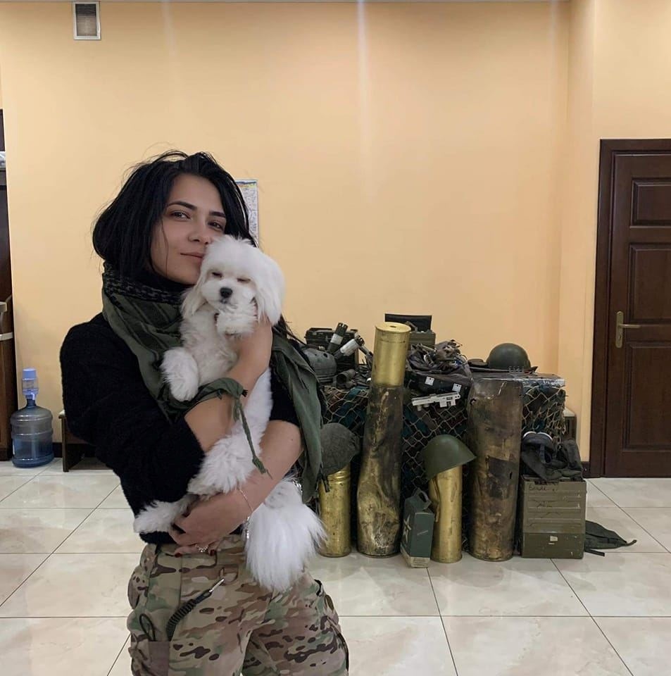 дівчина з собачкою