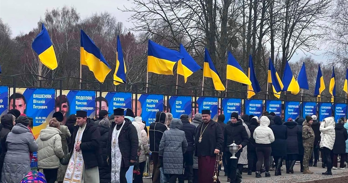 У Дівичківській громаді відкрили Алею полеглих Героїв: на ній розмістили 25 портретів
