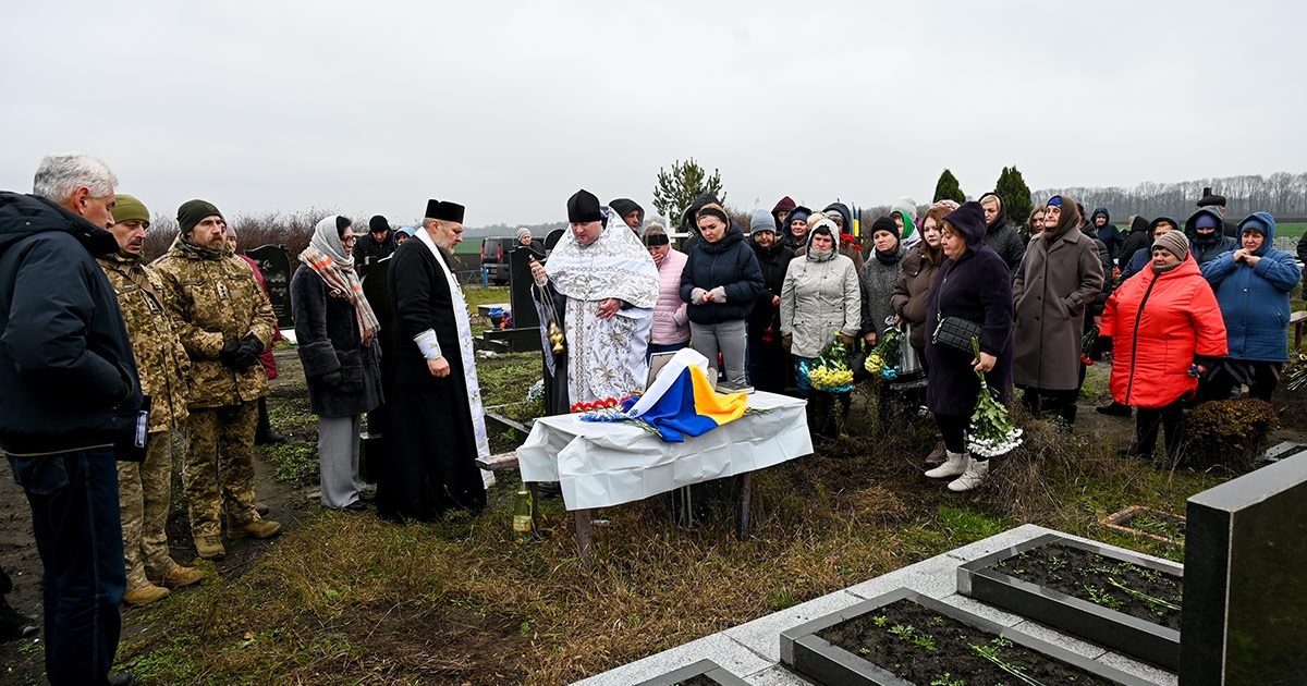 Без вагань пішов захищати Батьківщину: у Кагарлику віддали землі прах воїна Євгенія Павлова