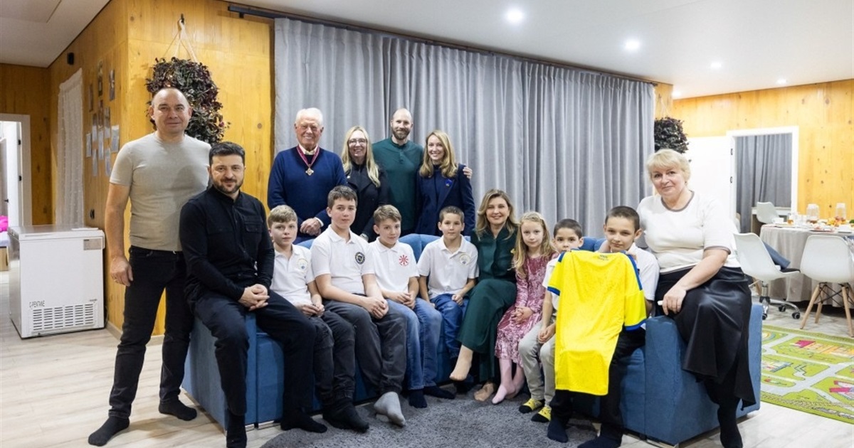 Зеленські відвідали родину з Горностаївки, яка отримала житло в рамках проєкту “Адреса дитинства”