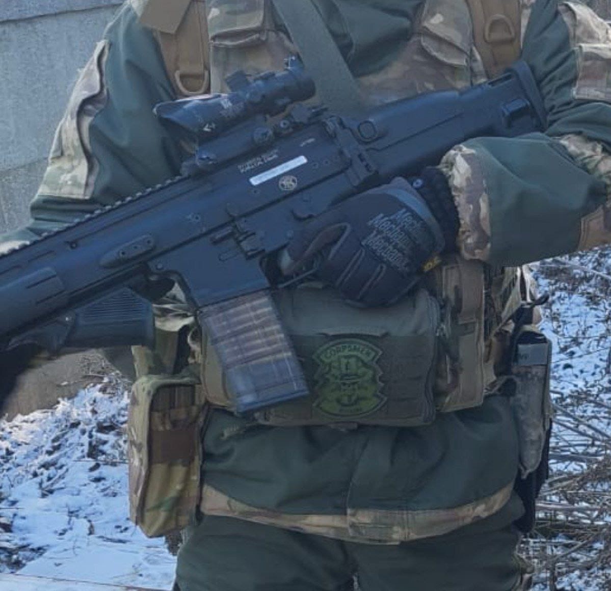 військовий зі зброєю