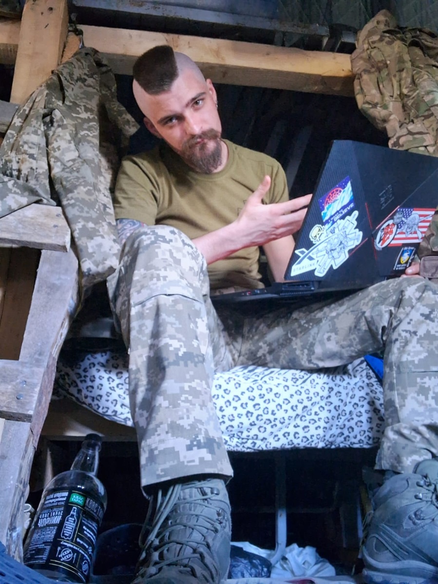 військовий з ноутбуком