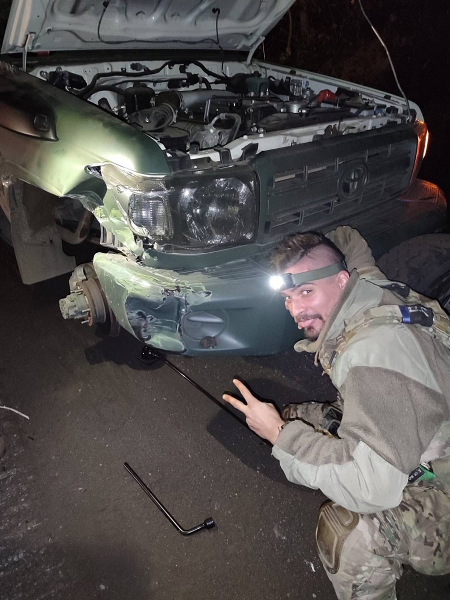 військовий біля авто