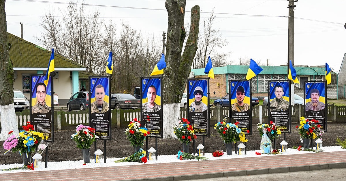 Навічно житимуть у серці громади: у Черняхові відкрили Алею Слави Героїв