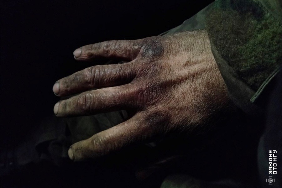 Рука воїна, який пів року тримав оборону під Покровськом