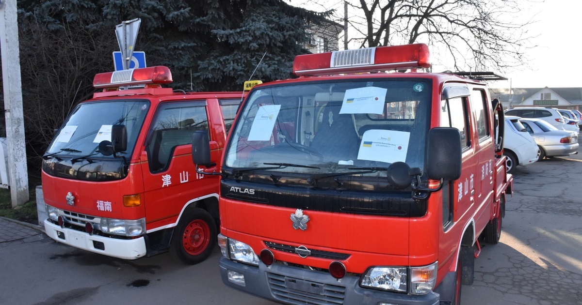 Старокостянтинівська громада отримала два пожежні автомобілі від Японії
