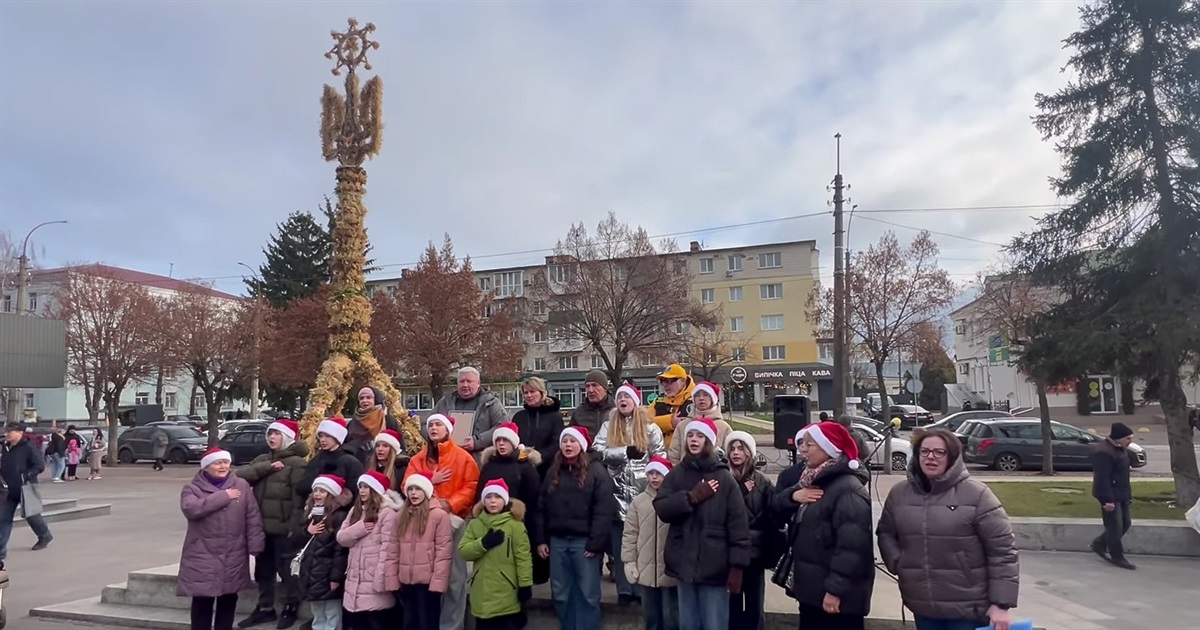 Рекордний дідух в пам'ять про Героїв зробили у Білій Церкві, у Переяславі такий оберіг збирає на ЗСУ