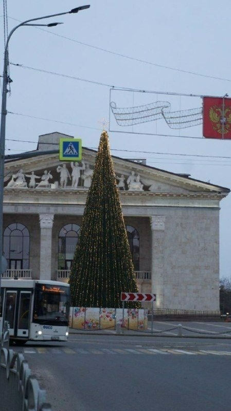 Ялинка в окупованому Маріуполі на місці був напис "ДЕТИ" перед Драмтеатром. І відбудований окупантами Драмтеатр