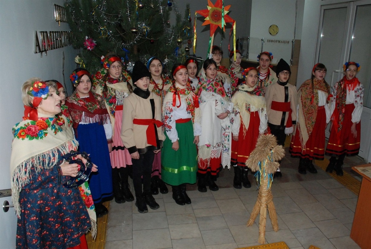 Тетяна Стегайло разом з вихованцями "Любистка"