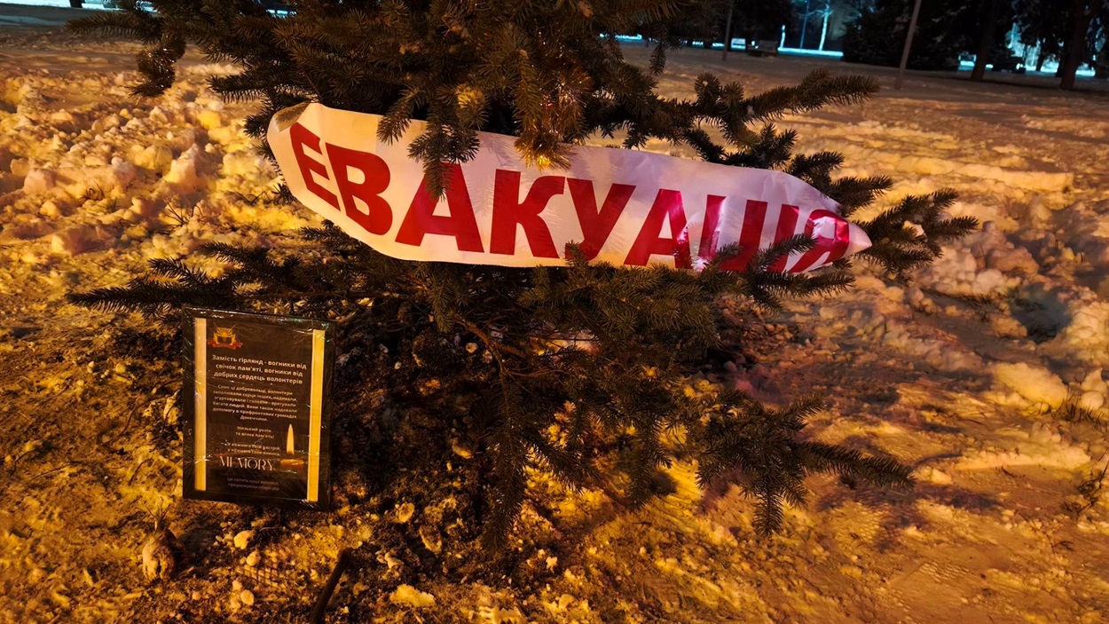 Ялинка у Краматорську з написом "Евакуація"