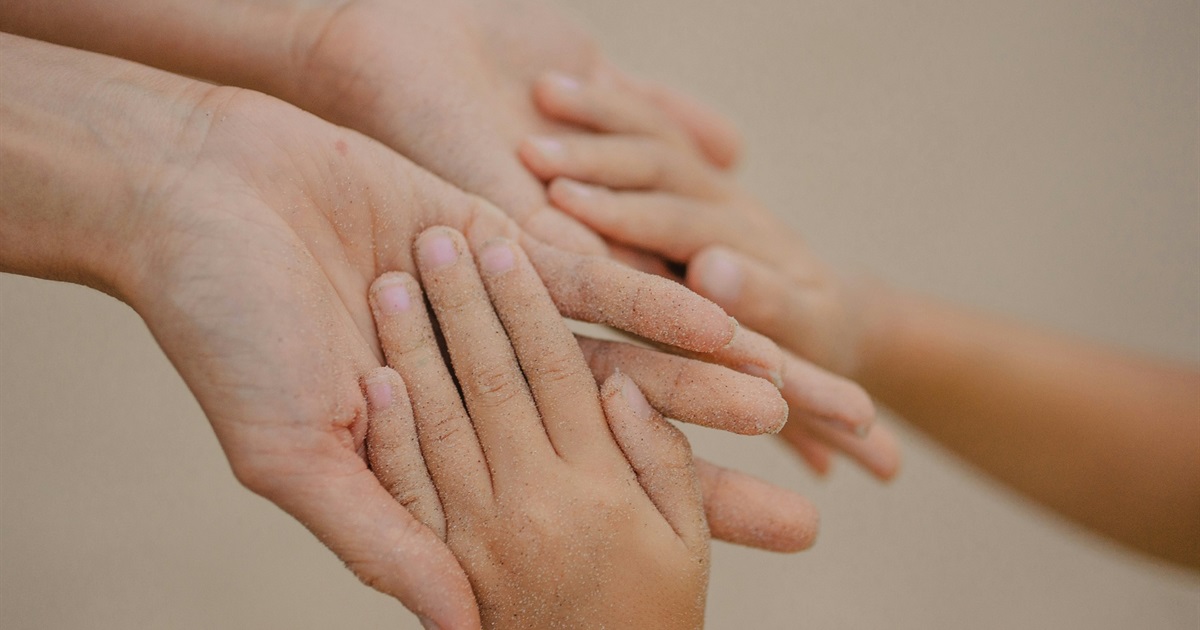 Патронат над дитиною: що це таке, як стати вихователем і які виплати передбачені