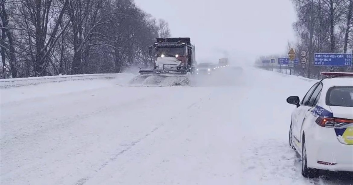 Через сильну негоду на Хмельниччині розпочав роботу штаб з ліквідації наслідків на дорогах