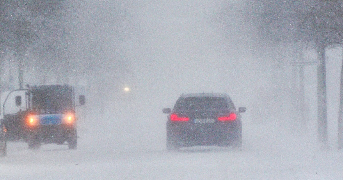 На Київщині через негоду розгортають пункти обігріву та готуються до обмежень руху транспорту