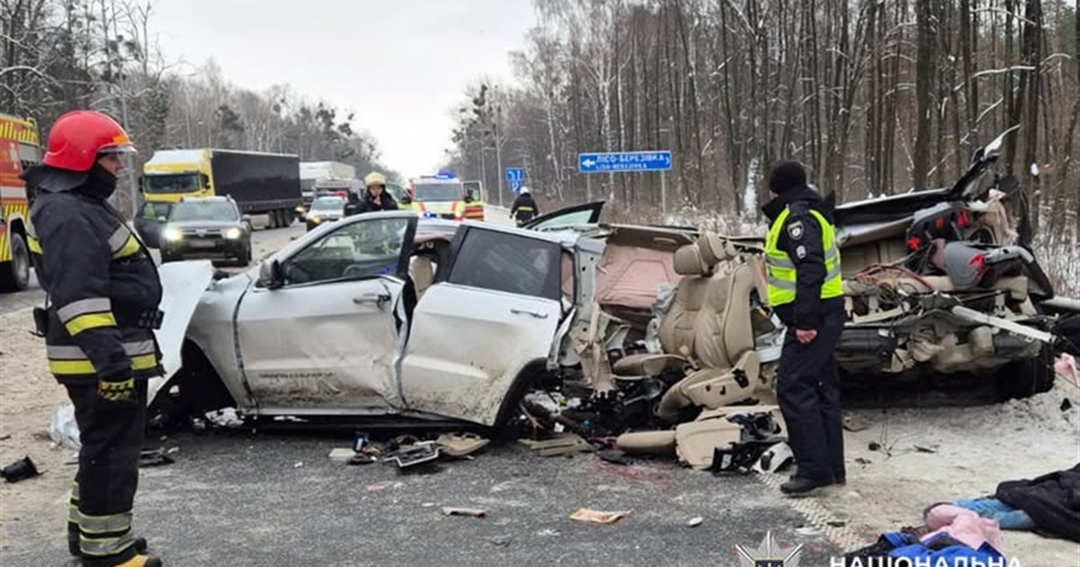 Смертельна ДТП на Хмельниччині: зіткнення позашляховика з автовозом забрало життя двох людей