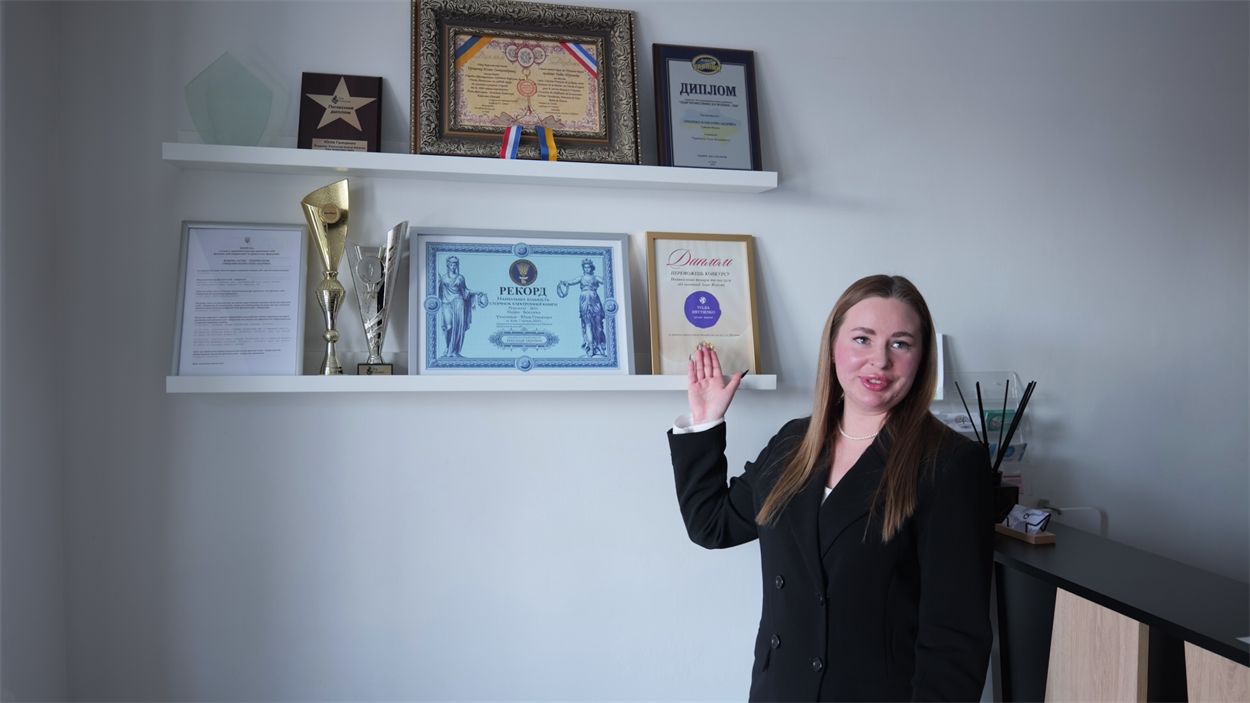 Юлія Гриценко біля нагород