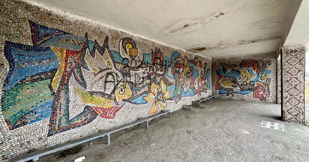 На Дрогобиччині хочуть зберегти старі мозаїки на зупинках і фасадах: мешканців просять долучатися