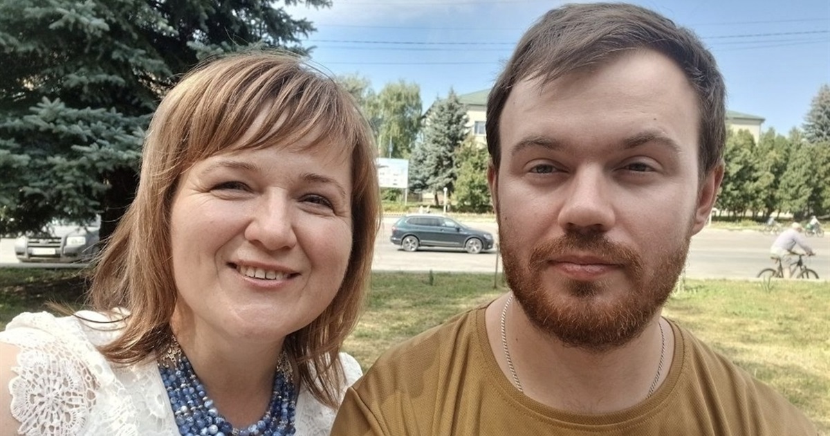 На Корюківщині мама загиблого Героя спорудила для сина курган і встановила на ньому козацький хрест