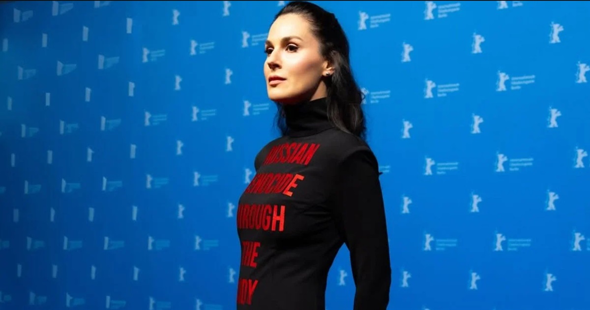 Червоні літери на чорному. Єфросиніна вийшла на Берлінале з меседжем, який не можна проігнорувати