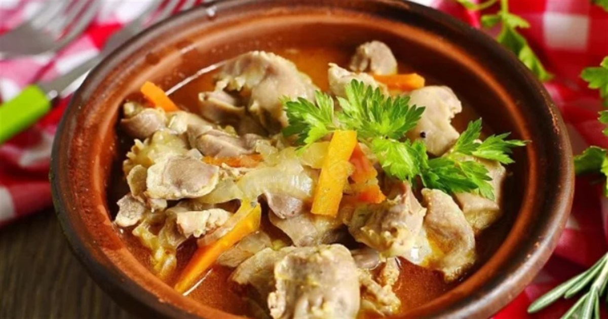 Тушковані курячі шлуночки з цибулею та морквою: покроковий рецепт