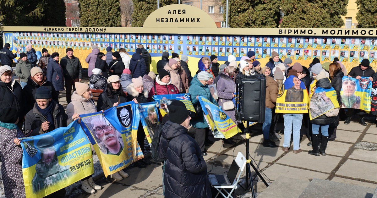 У Старокостянтинові відкрили Алею Незламних — місце, де 146 сердець чекають повернення
