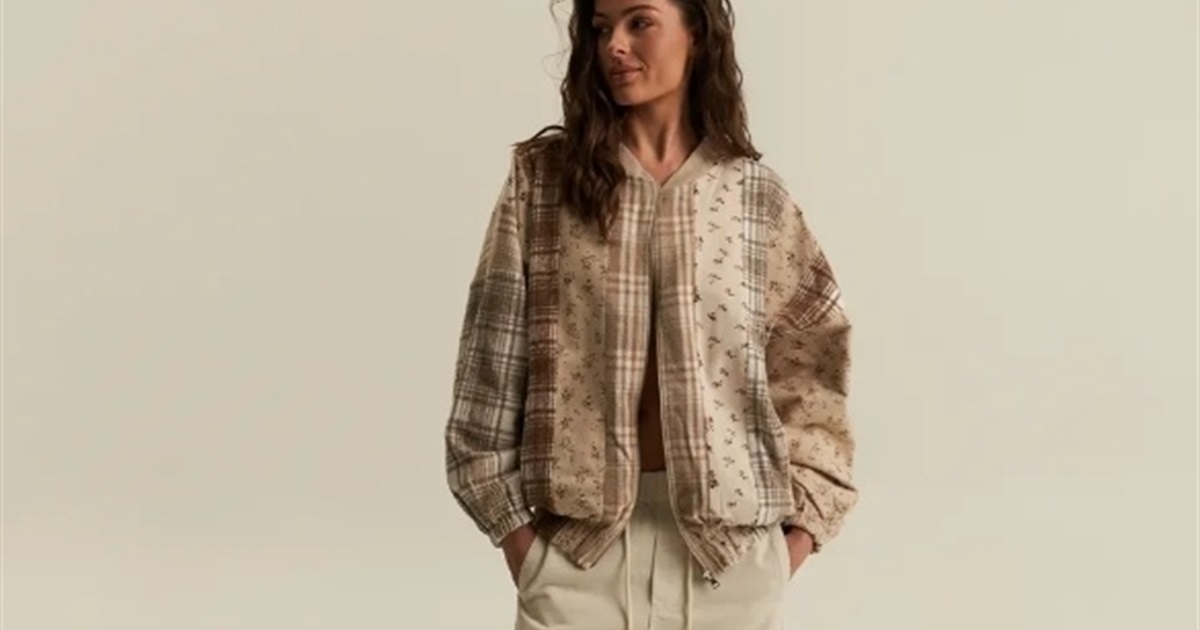 Купити жіночий бомбер: як вибрати посадку під стиль життя