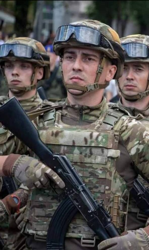 Влад на параді у Маріуполі