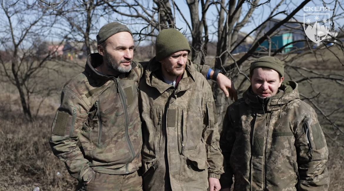 "Голландець" (зліва) і побратими, з якими він тримав позиції у Покровську