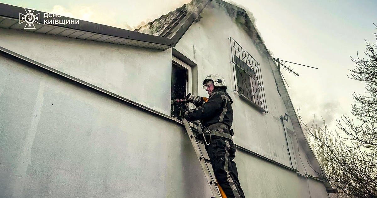 Пожежа в Калинівці на Кагарличчині: вогонь пошкодив будинок